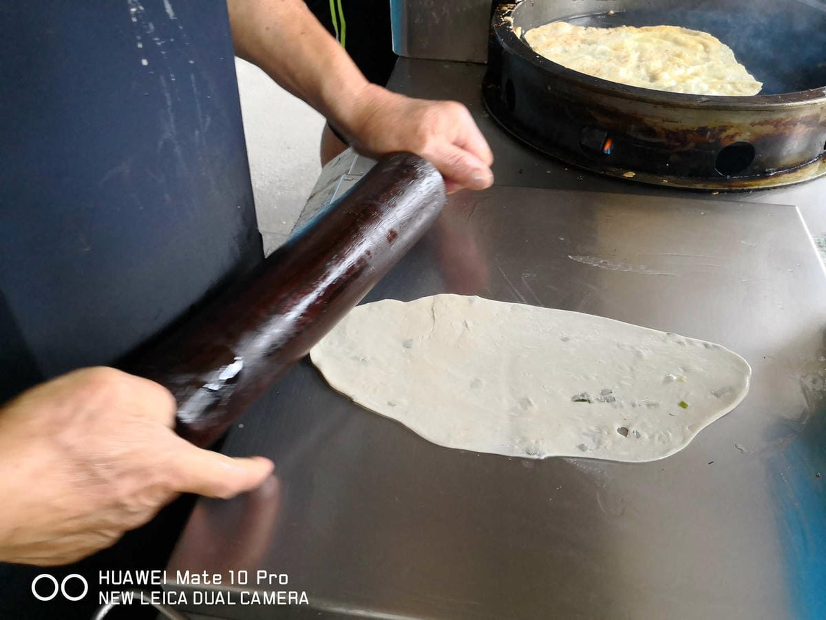 【食。大園】大園手工報紙蛋餅〜報紙包蛋餅？在地人推薦銅板早餐，現擀現煎手工蛋餅，雙蛋蛋餅+辣，吃過一次一定會愛上它！