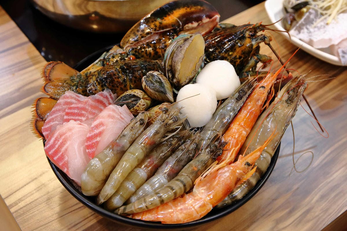 【食。中和】鼎川霖鍋物-景安店〜中和火鍋。單人獨享霸氣「波士頓龍蝦鍋」，愛吃海鮮的千萬不要錯過呦！(已歇業)