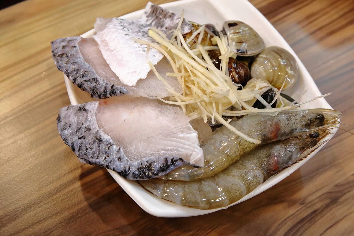 【食。中和】鼎川霖鍋物-景安店〜中和火鍋。單人獨享霸氣「波士頓龍蝦鍋」，愛吃海鮮的千萬不要錯過呦！(已歇業)