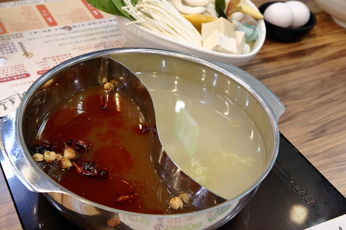 【食。中和】鼎川霖鍋物-景安店〜中和火鍋。單人獨享霸氣「波士頓龍蝦鍋」，愛吃海鮮的千萬不要錯過呦！(已歇業)