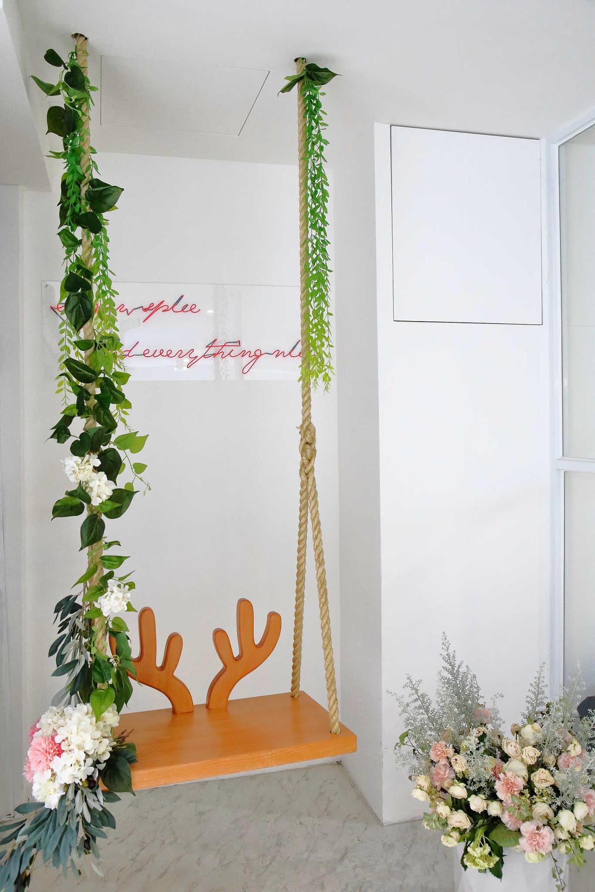 【食。台北】Ludique Crème調皮奶油〜「網美系」夢幻甜點店。超好拍的盪鞦韆跟乾燥花牆，可愛店狗陪妳下午茶