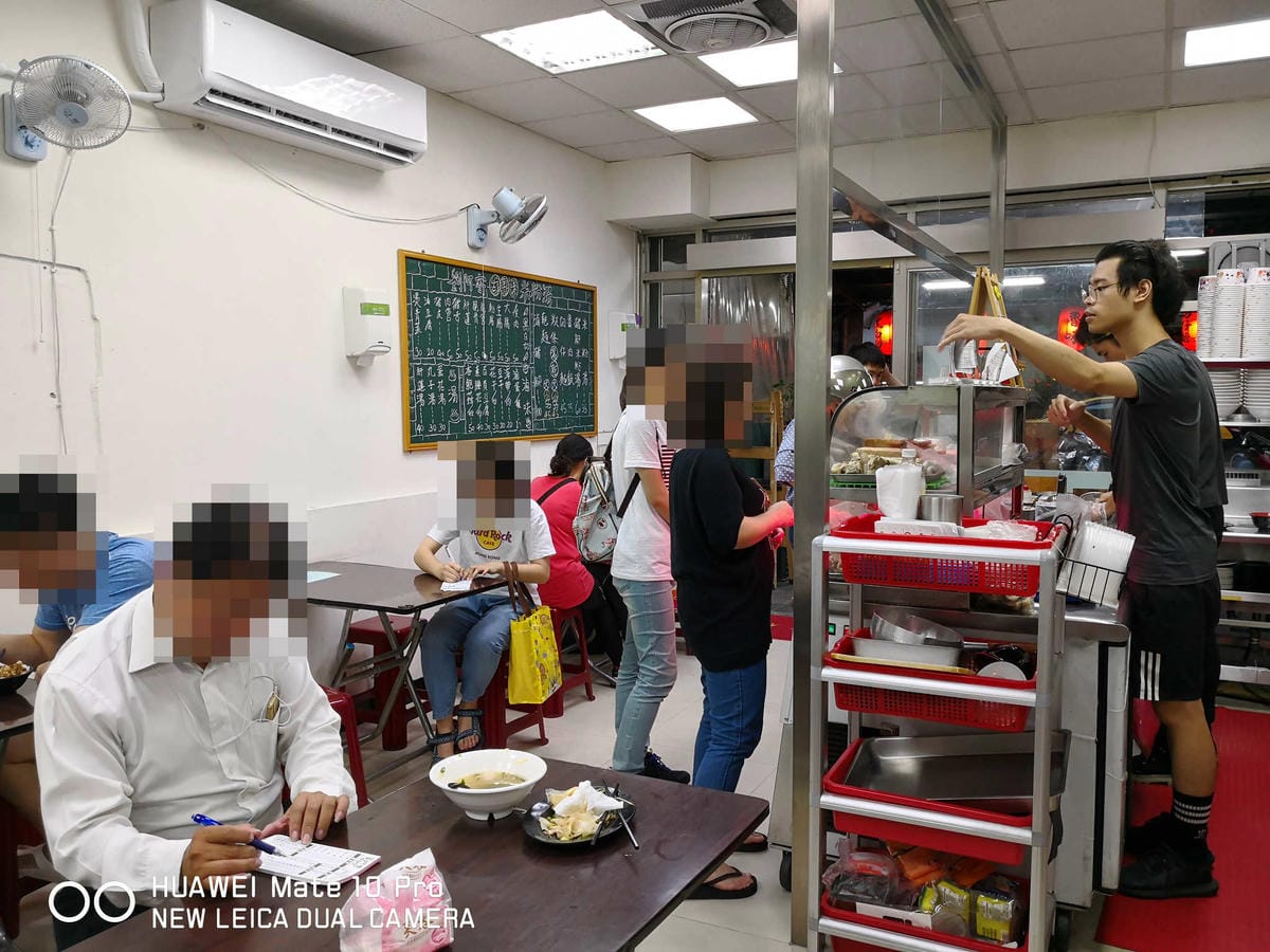 【食。中和】劉阿寄古早味米粉湯〜人氣爆旺銅板美食，黑白切種類多大份量！湯頭濃郁清甜，一碗接一碗停不下來！