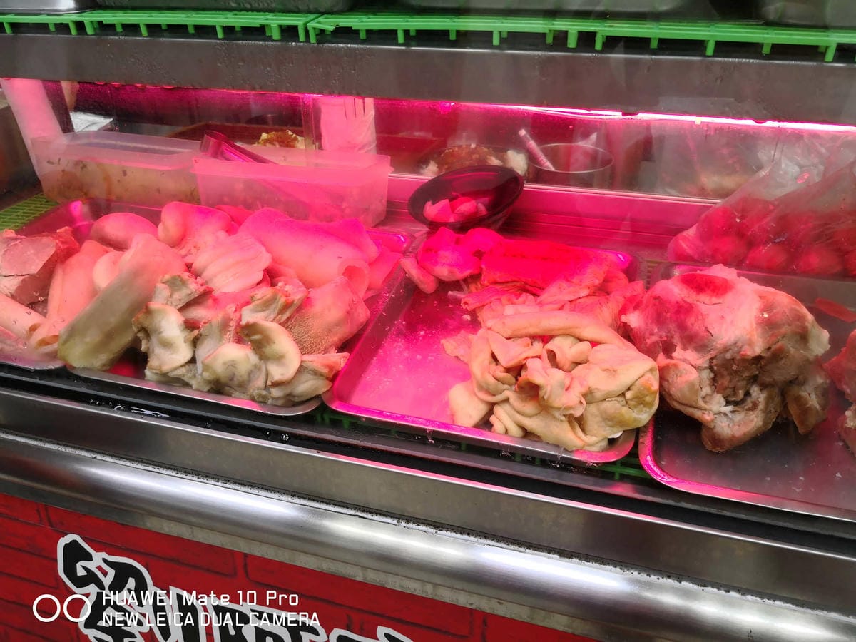 【食。中和】劉阿寄古早味米粉湯〜人氣爆旺銅板美食，黑白切種類多大份量！湯頭濃郁清甜，一碗接一碗停不下來！