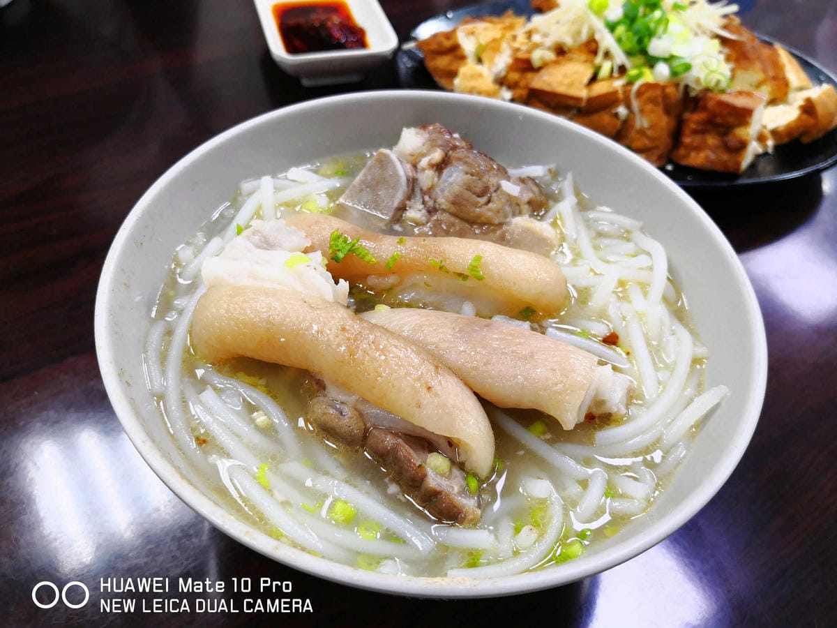 【食。中和】劉阿寄古早味米粉湯〜人氣爆旺銅板美食，黑白切種類多大份量！湯頭濃郁清甜，一碗接一碗停不下來！
