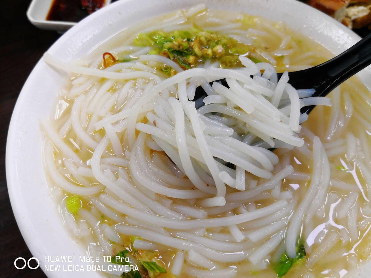 【食。中和】劉阿寄古早味米粉湯〜人氣爆旺銅板美食，黑白切種類多大份量！湯頭濃郁清甜，一碗接一碗停不下來！