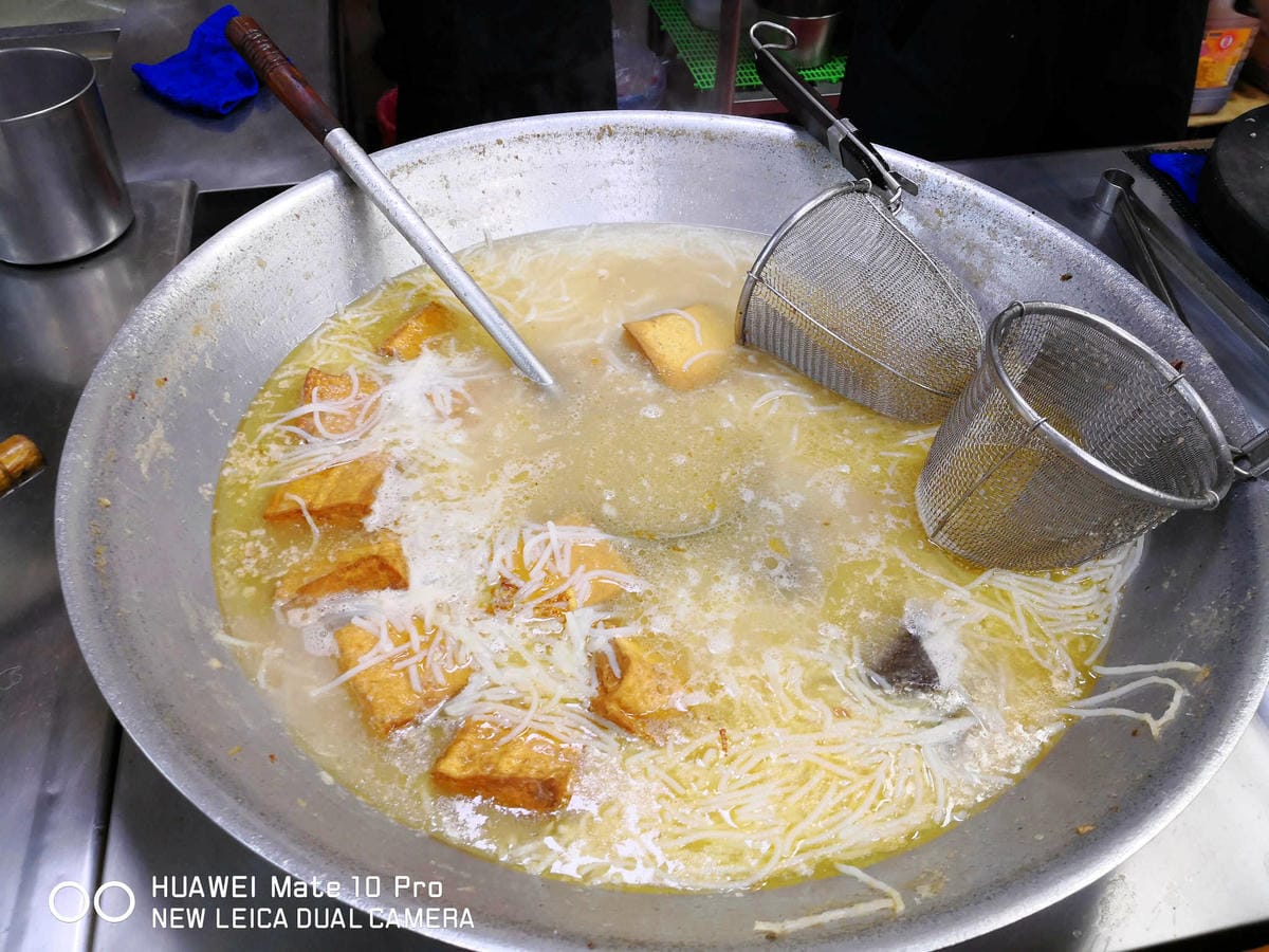 【食。中和】劉阿寄古早味米粉湯〜人氣爆旺銅板美食，黑白切種類多大份量！湯頭濃郁清甜，一碗接一碗停不下來！