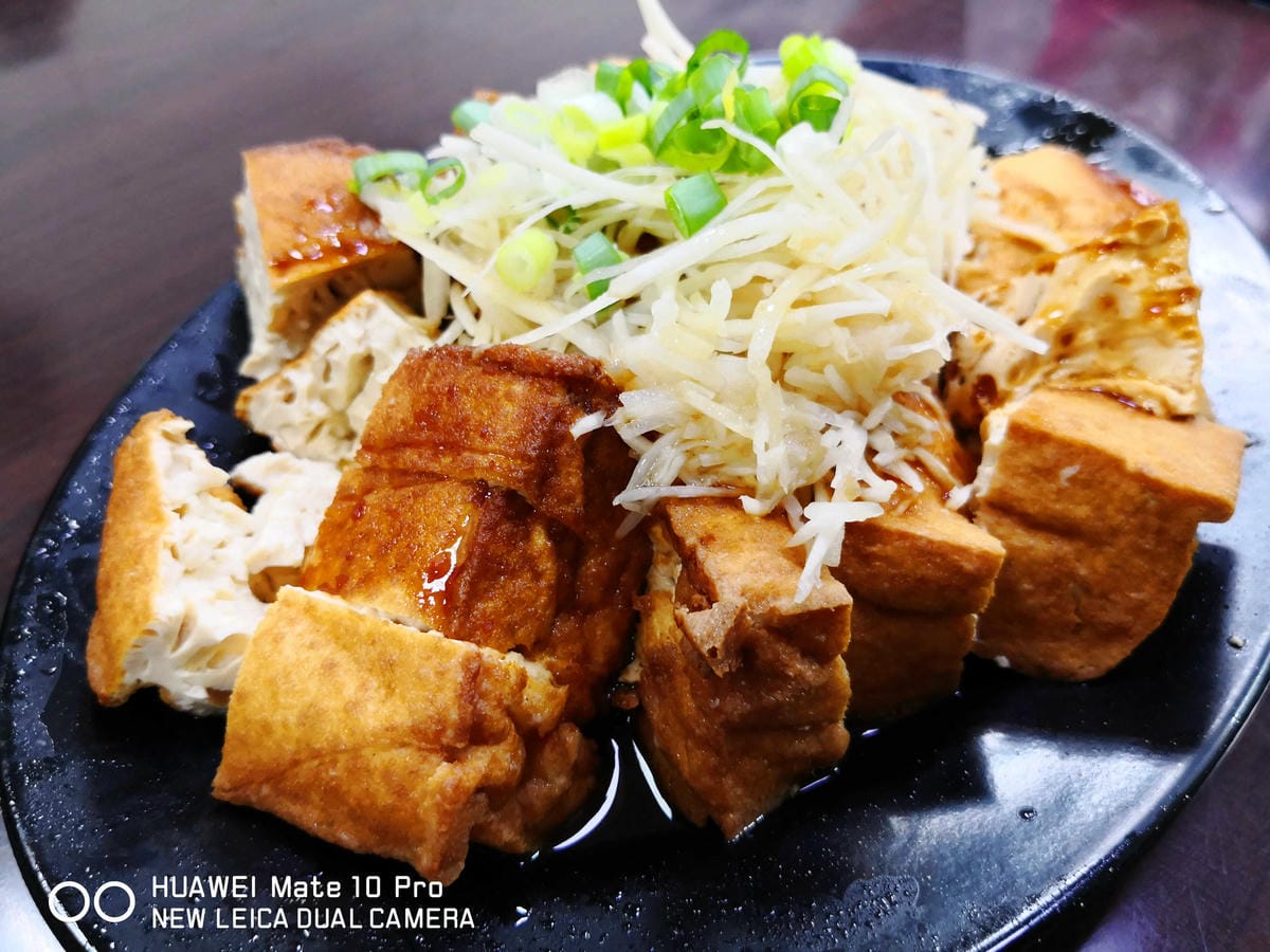 【食。中和】劉阿寄古早味米粉湯〜人氣爆旺銅板美食，黑白切種類多大份量！湯頭濃郁清甜，一碗接一碗停不下來！