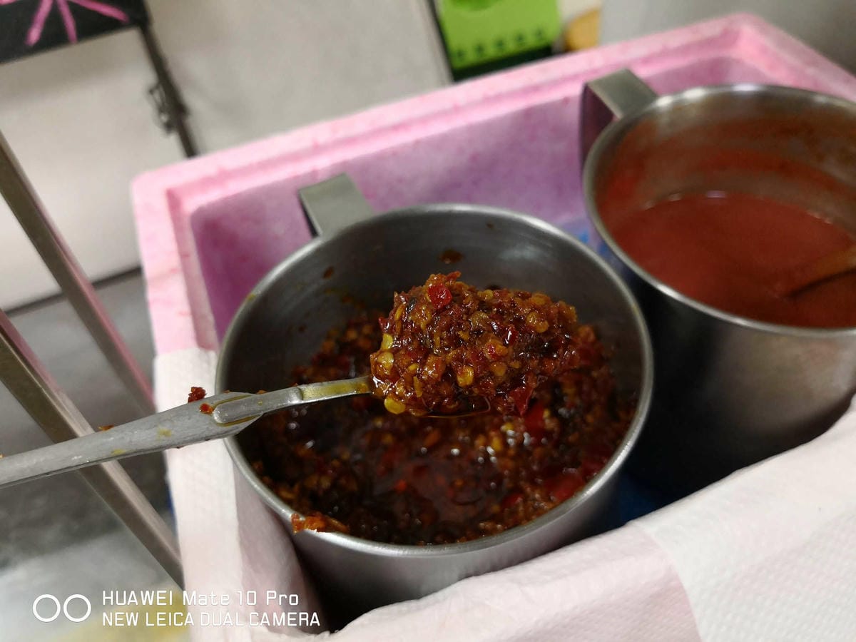 【食。中和】劉阿寄古早味米粉湯〜人氣爆旺銅板美食，黑白切種類多大份量！湯頭濃郁清甜，一碗接一碗停不下來！