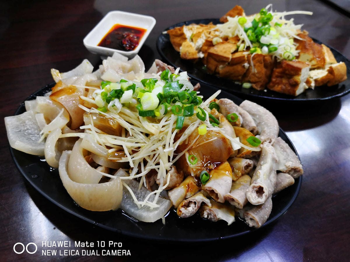 【食。中和】劉阿寄古早味米粉湯〜人氣爆旺銅板美食，黑白切種類多大份量！湯頭濃郁清甜，一碗接一碗停不下來！