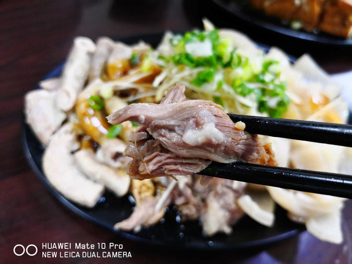 【食。中和】劉阿寄古早味米粉湯〜人氣爆旺銅板美食，黑白切種類多大份量！湯頭濃郁清甜，一碗接一碗停不下來！