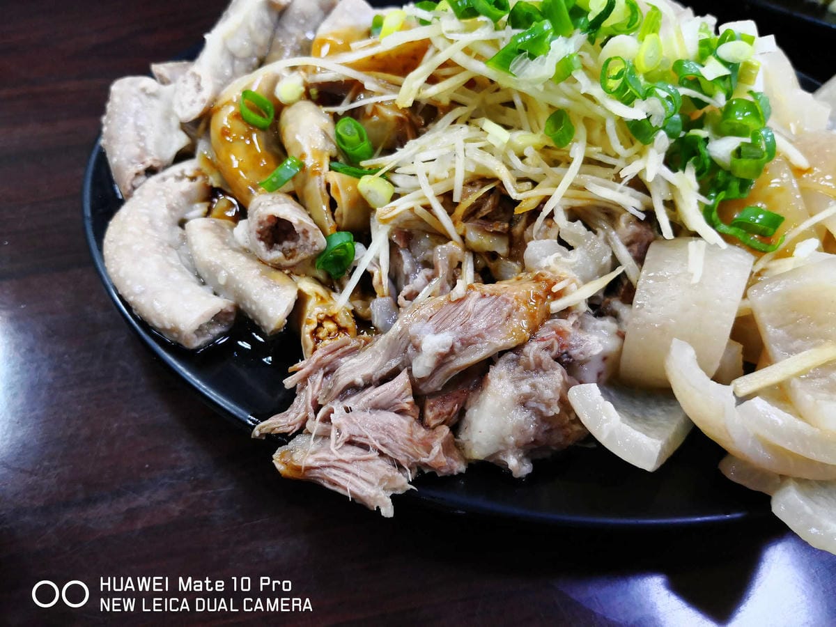 【食。中和】劉阿寄古早味米粉湯〜人氣爆旺銅板美食，黑白切種類多大份量！湯頭濃郁清甜，一碗接一碗停不下來！