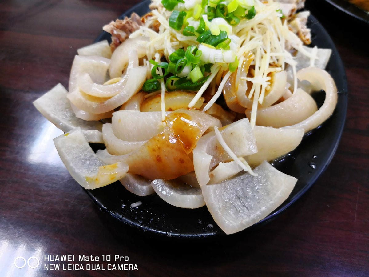 【食。中和】劉阿寄古早味米粉湯〜人氣爆旺銅板美食，黑白切種類多大份量！湯頭濃郁清甜，一碗接一碗停不下來！