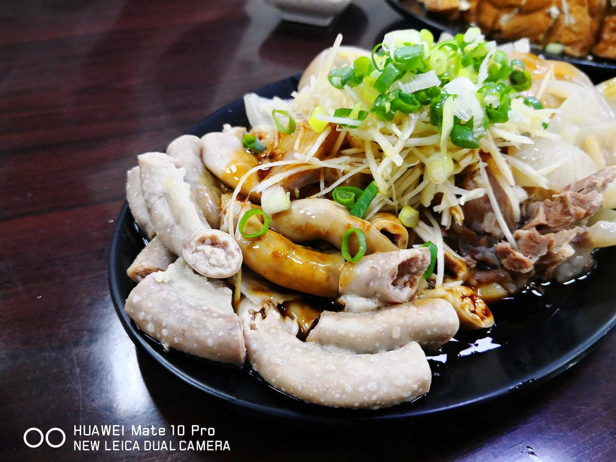 【食。中和】劉阿寄古早味米粉湯〜人氣爆旺銅板美食，黑白切種類多大份量！湯頭濃郁清甜，一碗接一碗停不下來！