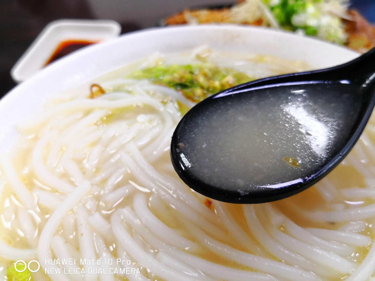 【食。中和】劉阿寄古早味米粉湯〜人氣爆旺銅板美食，黑白切種類多大份量！湯頭濃郁清甜，一碗接一碗停不下來！