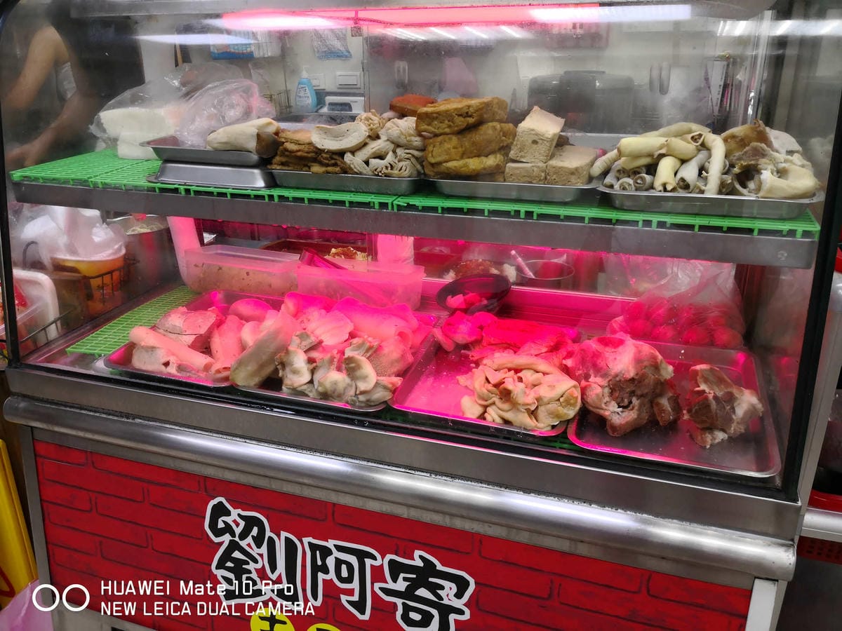 【食。中和】劉阿寄古早味米粉湯〜人氣爆旺銅板美食，黑白切種類多大份量！湯頭濃郁清甜，一碗接一碗停不下來！