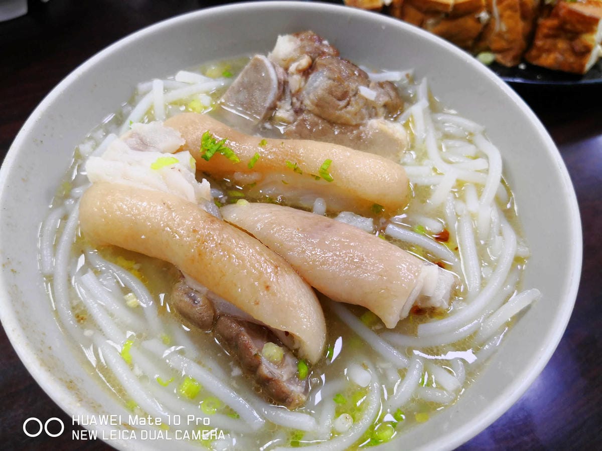【食。中和】劉阿寄古早味米粉湯〜人氣爆旺銅板美食，黑白切種類多大份量！湯頭濃郁清甜，一碗接一碗停不下來！