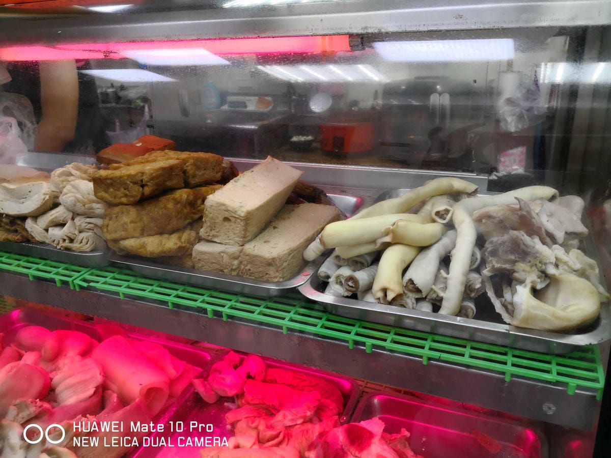 【食。中和】劉阿寄古早味米粉湯〜人氣爆旺銅板美食，黑白切種類多大份量！湯頭濃郁清甜，一碗接一碗停不下來！