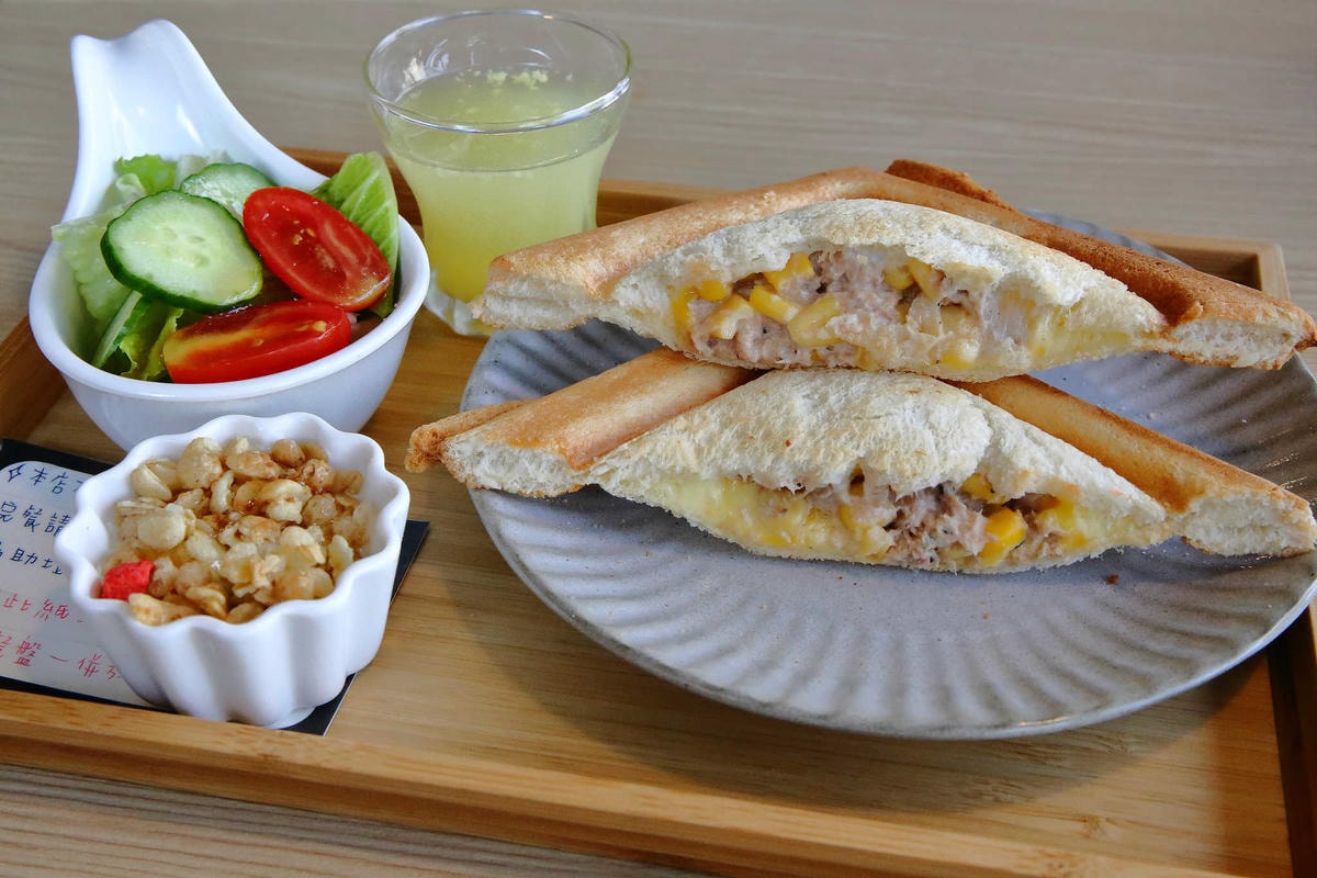 【食。中壢】Material café 素材日常〜貨櫃屋咖啡館打卡新亮點!不能錯過的中壢夜市散步咖啡廳!