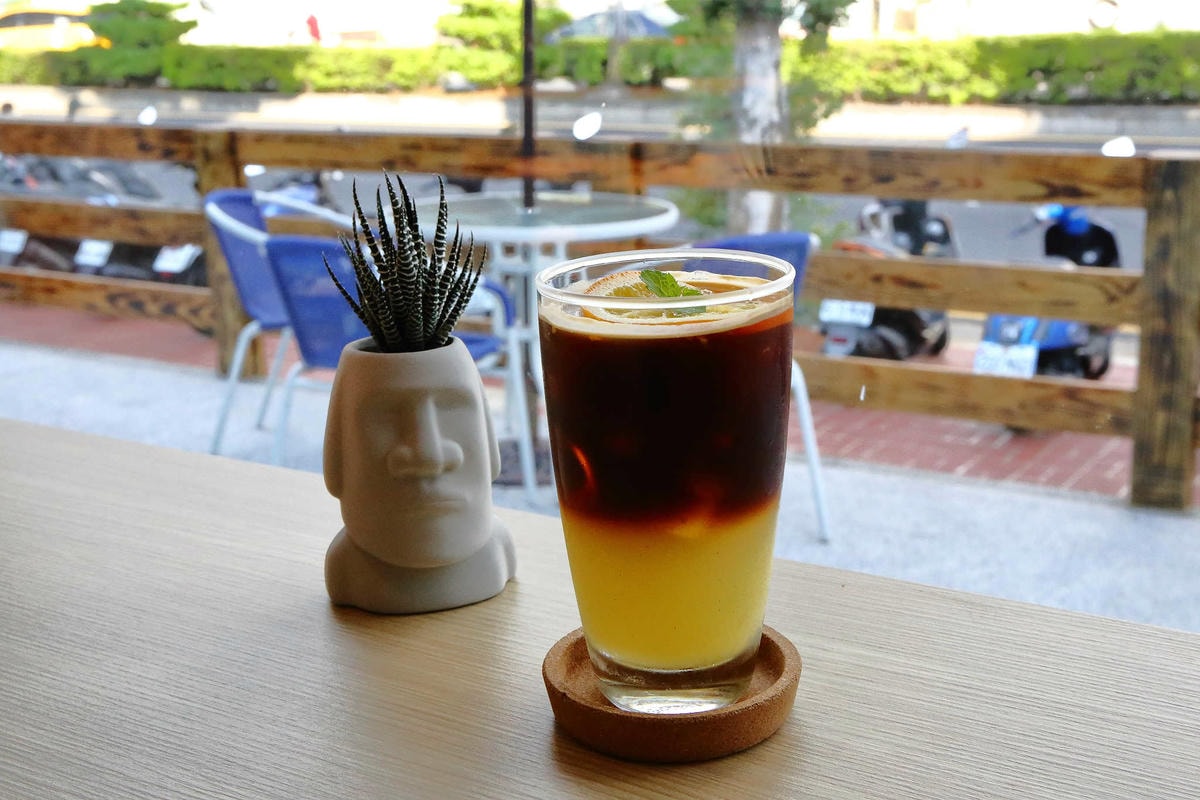 【食。中壢】Material café 素材日常〜貨櫃屋咖啡館打卡新亮點!不能錯過的中壢夜市散步咖啡廳!