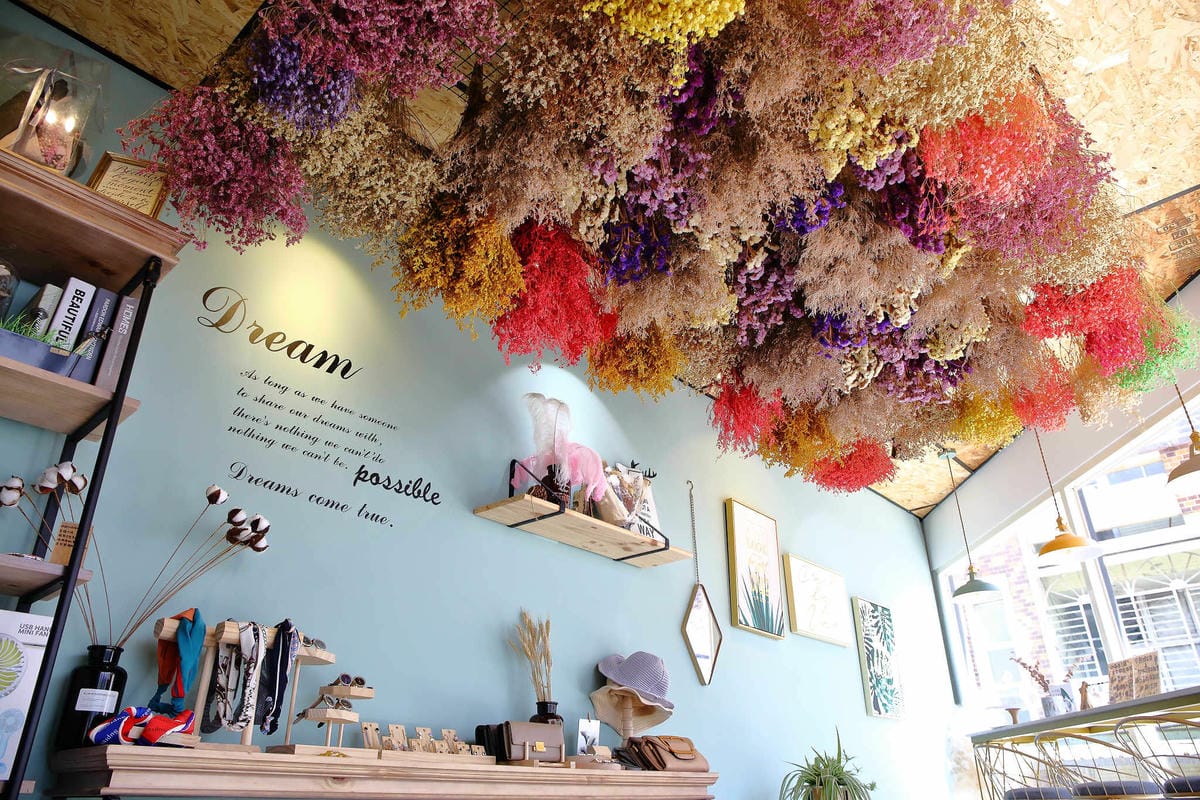 【食。新竹】K.more – Cafe〜乾燥花結合咖啡廳少女的拍照聖地！浪漫氛圍，網美IG都來這間！(已歇業)