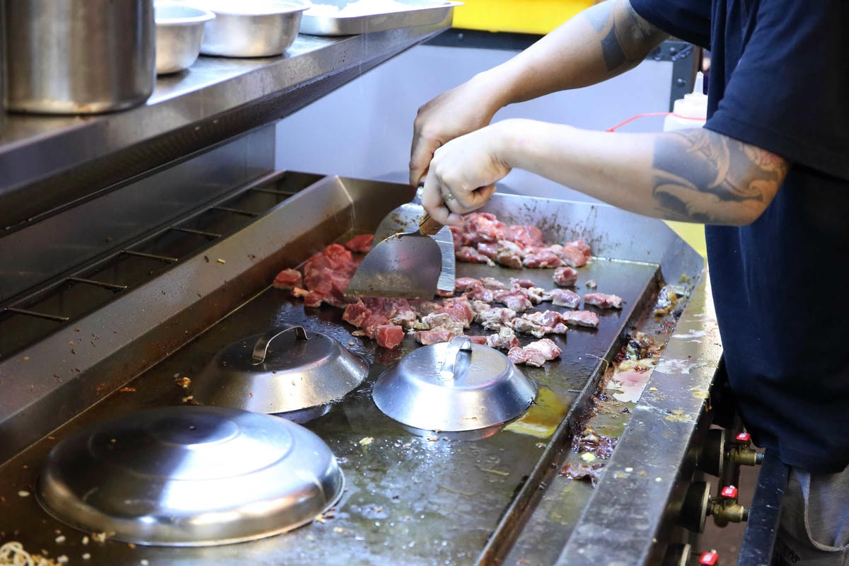 【食。台中太平】胖大爺骰子牛豬雞x鐵板炒飯麵〜宵夜文這「一隻」太超過!太平好味道!在地達人推薦的話題美食!