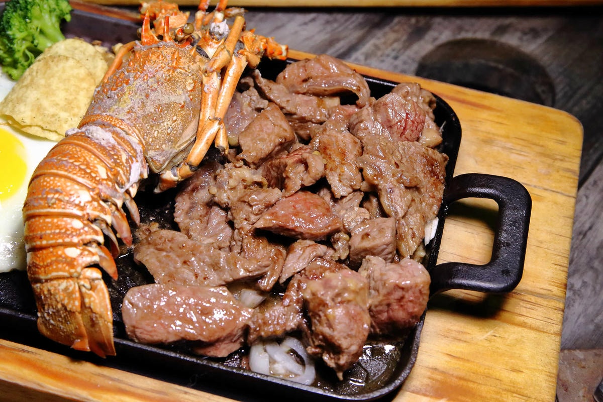 【食。台中太平】胖大爺骰子牛豬雞x鐵板炒飯麵〜宵夜文這「一隻」太超過!太平好味道!在地達人推薦的話題美食!