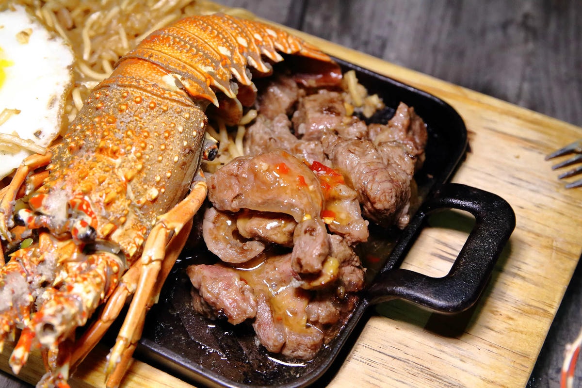 【食。台中太平】胖大爺骰子牛豬雞x鐵板炒飯麵〜宵夜文這「一隻」太超過!太平好味道!在地達人推薦的話題美食!