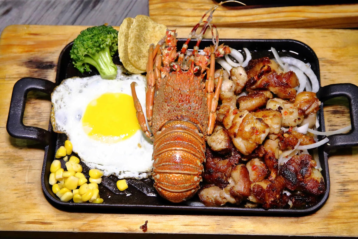 【食。台中太平】胖大爺骰子牛豬雞x鐵板炒飯麵〜宵夜文這「一隻」太超過!太平好味道!在地達人推薦的話題美食!