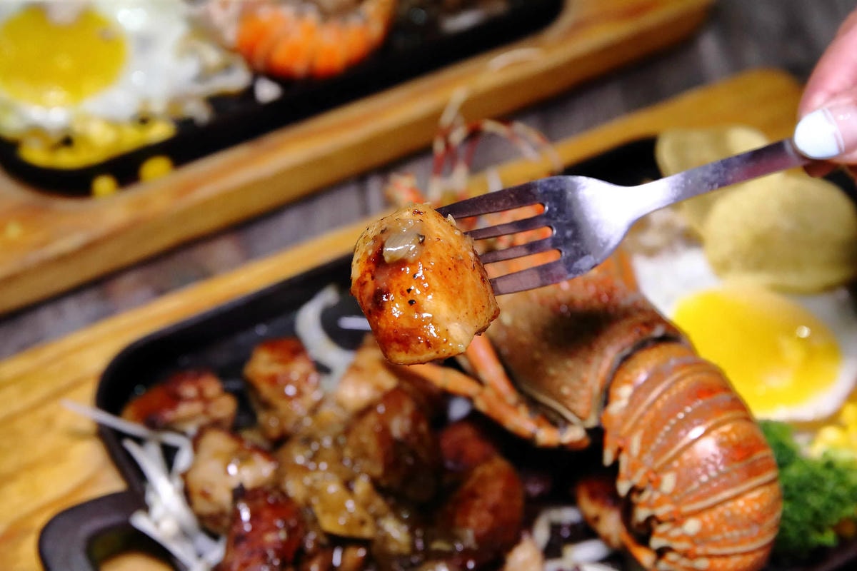 【食。台中太平】胖大爺骰子牛豬雞x鐵板炒飯麵〜宵夜文這「一隻」太超過!太平好味道!在地達人推薦的話題美食!