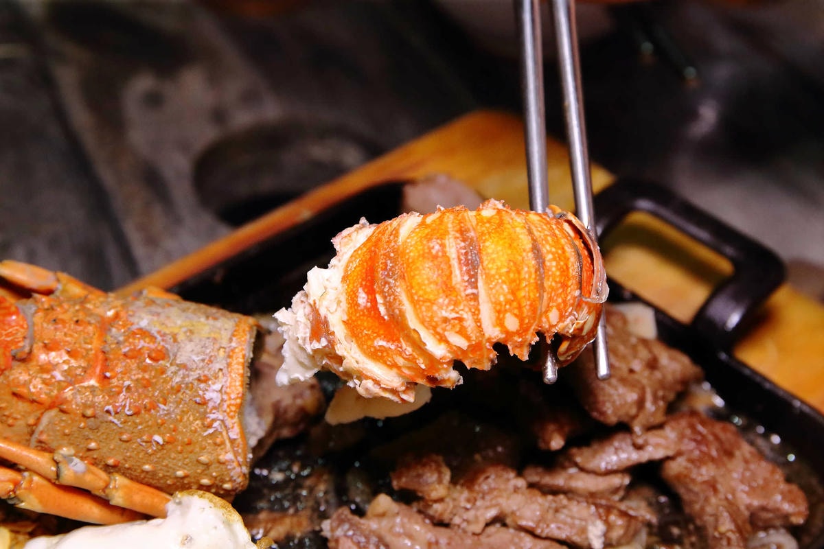 【食。台中太平】胖大爺骰子牛豬雞x鐵板炒飯麵〜宵夜文這「一隻」太超過!太平好味道!在地達人推薦的話題美食!