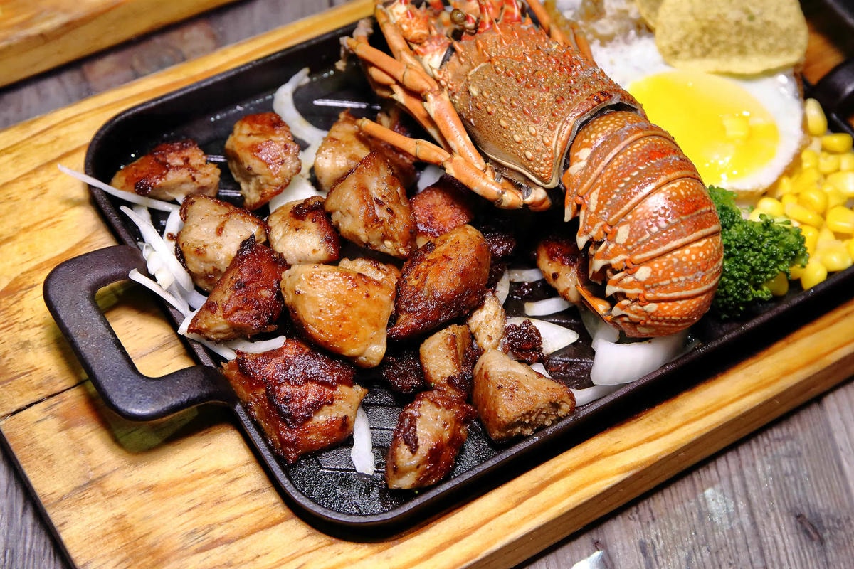 【食。台中太平】胖大爺骰子牛豬雞x鐵板炒飯麵〜宵夜文這「一隻」太超過!太平好味道!在地達人推薦的話題美食!