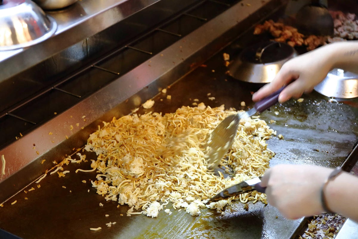 【食。台中太平】胖大爺骰子牛豬雞x鐵板炒飯麵〜宵夜文這「一隻」太超過!太平好味道!在地達人推薦的話題美食!