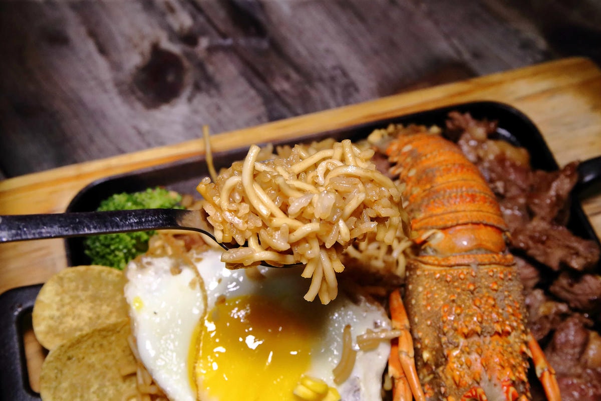 【食。台中太平】胖大爺骰子牛豬雞x鐵板炒飯麵〜宵夜文這「一隻」太超過!太平好味道!在地達人推薦的話題美食!