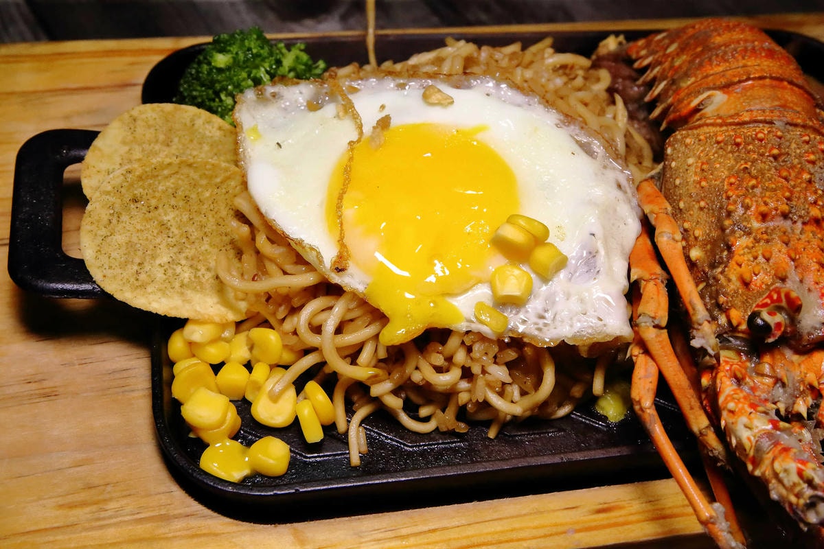 【食。台中太平】胖大爺骰子牛豬雞x鐵板炒飯麵〜宵夜文這「一隻」太超過!太平好味道!在地達人推薦的話題美食!