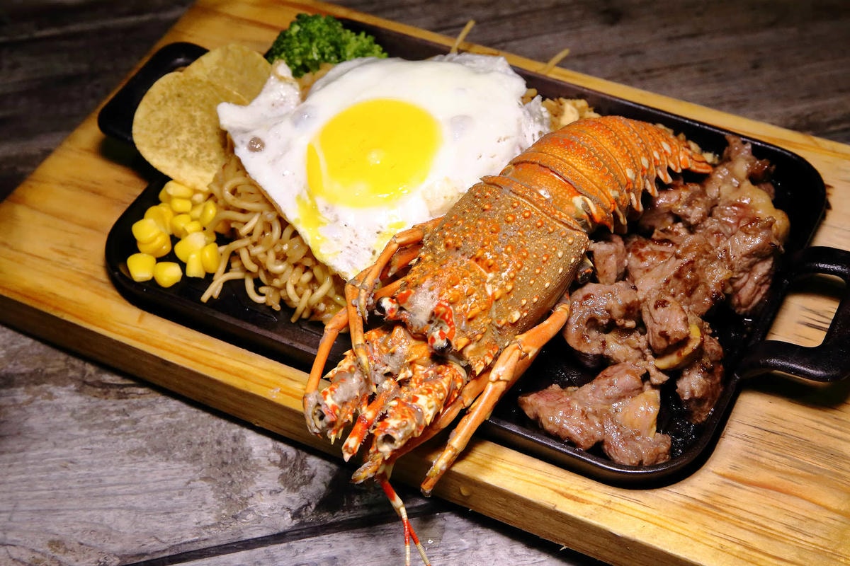 【食。台中太平】胖大爺骰子牛豬雞x鐵板炒飯麵〜宵夜文這「一隻」太超過!太平好味道!在地達人推薦的話題美食!