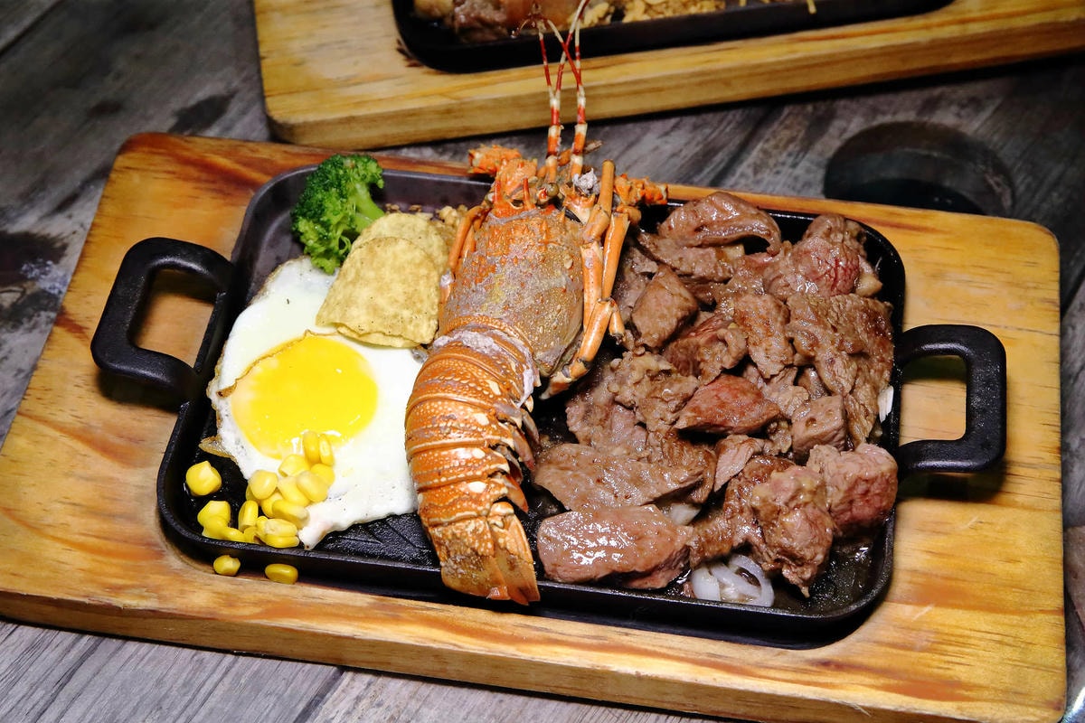 【食。台中太平】胖大爺骰子牛豬雞x鐵板炒飯麵〜宵夜文這「一隻」太超過!太平好味道!在地達人推薦的話題美食!