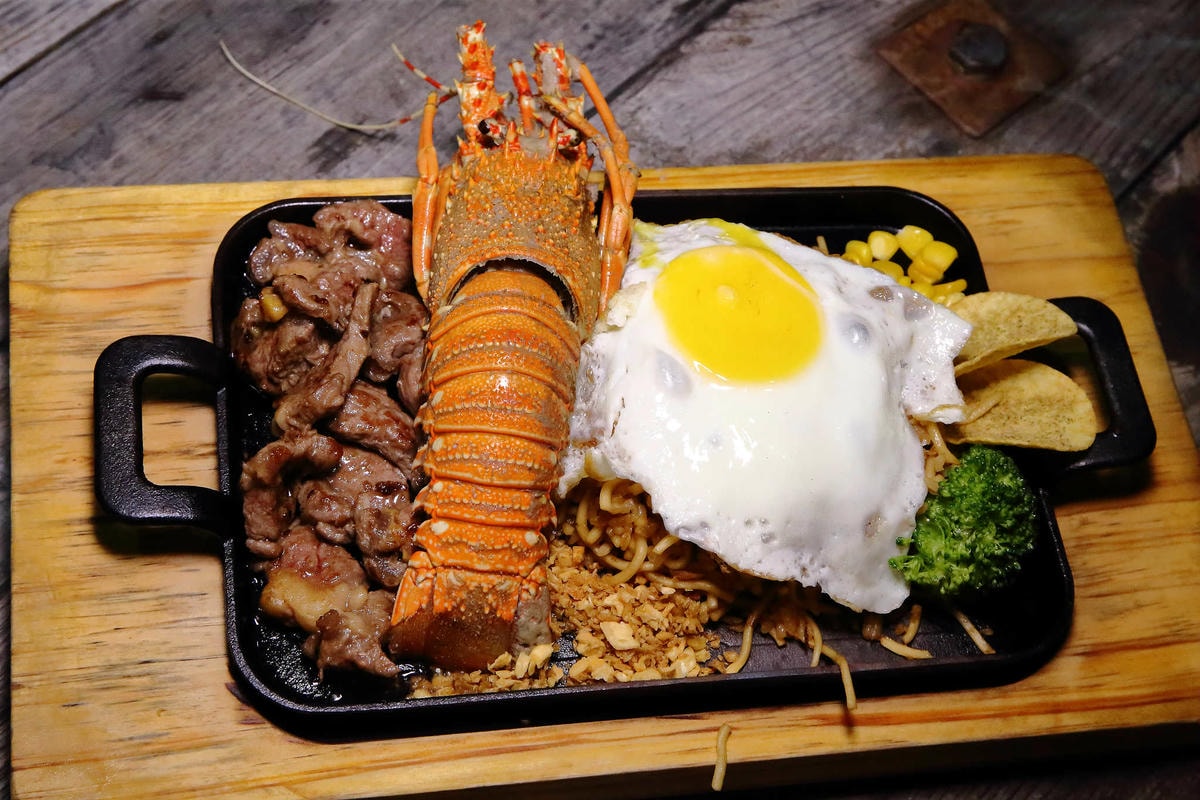 【食。台中太平】胖大爺骰子牛豬雞x鐵板炒飯麵〜宵夜文這「一隻」太超過!太平好味道!在地達人推薦的話題美食!