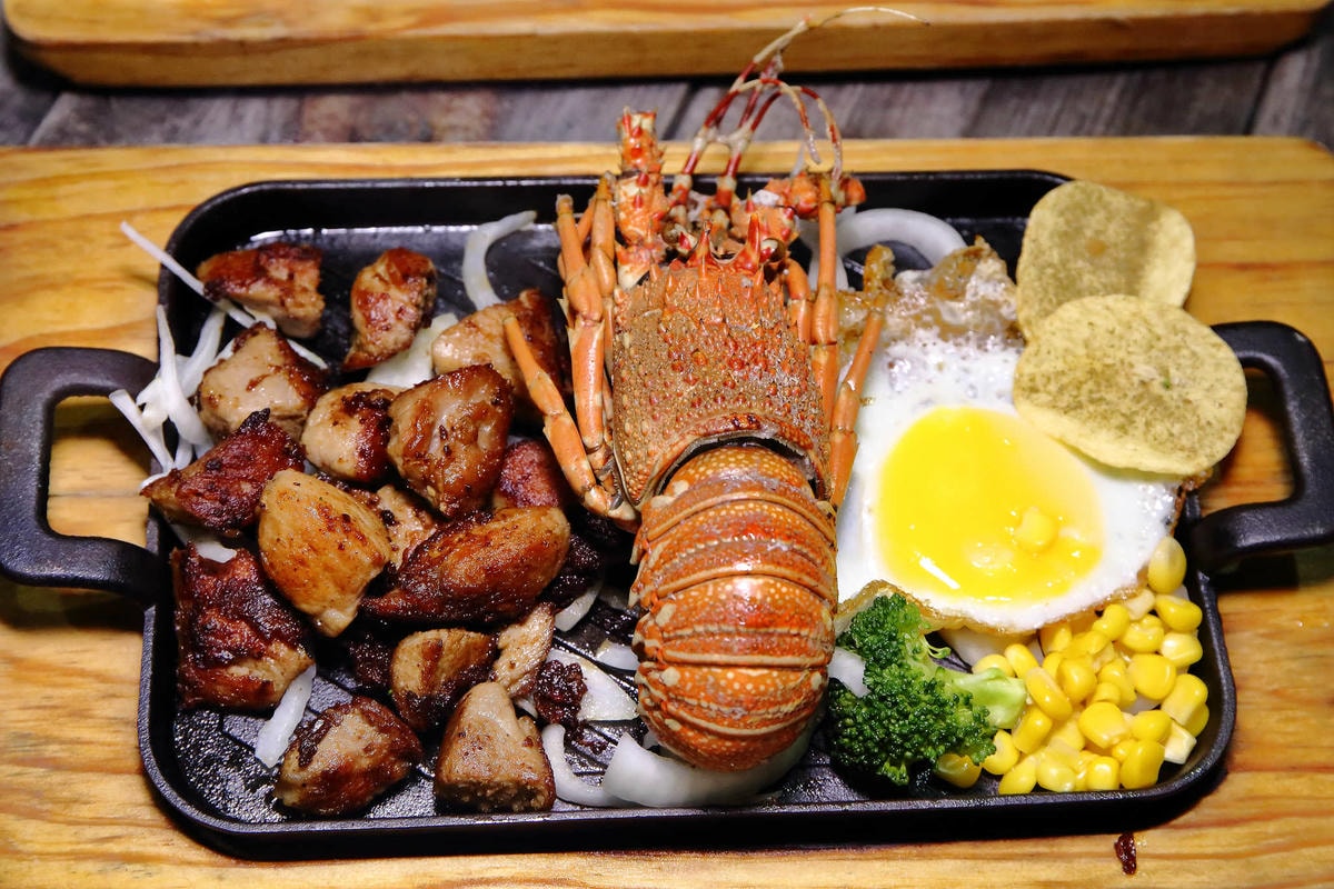 【食。台中太平】胖大爺骰子牛豬雞x鐵板炒飯麵〜宵夜文這「一隻」太超過!太平好味道!在地達人推薦的話題美食!