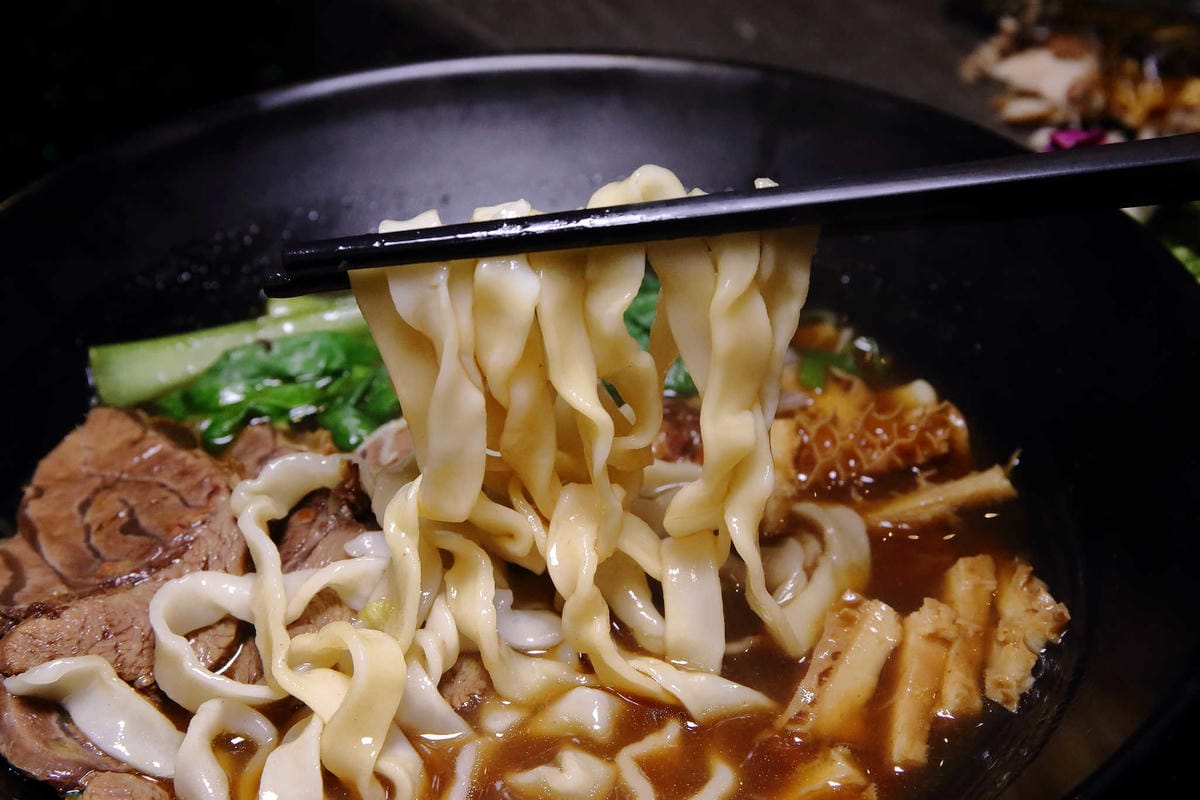 【食。內湖】東湖心時代美食廣場（燒烤霸）〜全新美食商場！特色小吃美食一次收集，露天燒烤+駐唱歌手，朋友齊聚厚答啦！