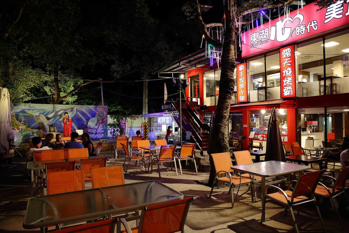 【食。內湖】東湖心時代美食廣場（燒烤霸）〜全新美食商場！特色小吃美食一次收集，露天燒烤+駐唱歌手，朋友齊聚厚答啦！