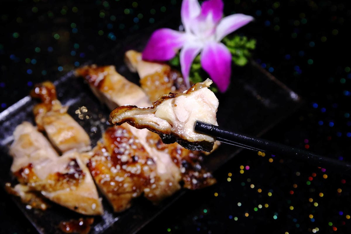 【食。內湖】東湖心時代美食廣場（燒烤霸）〜全新美食商場！特色小吃美食一次收集，露天燒烤+駐唱歌手，朋友齊聚厚答啦！