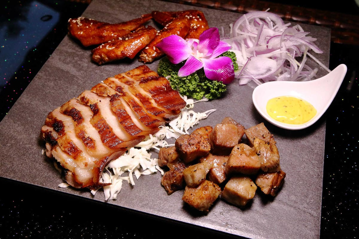 【食。內湖】東湖心時代美食廣場（燒烤霸）〜全新美食商場！特色小吃美食一次收集，露天燒烤+駐唱歌手，朋友齊聚厚答啦！