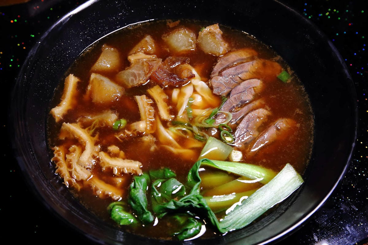 【食。內湖】東湖心時代美食廣場（燒烤霸）〜全新美食商場！特色小吃美食一次收集，露天燒烤+駐唱歌手，朋友齊聚厚答啦！