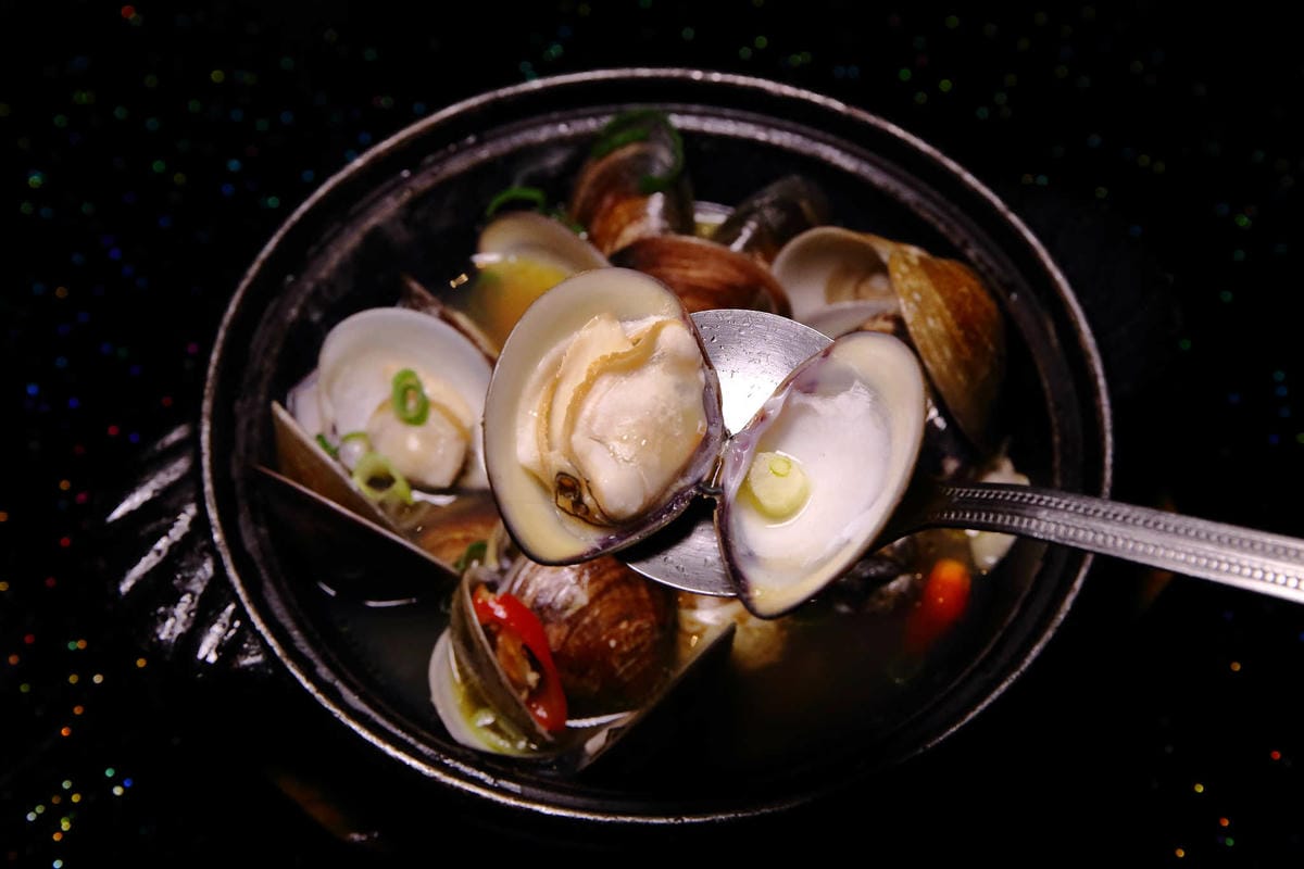 【食。內湖】東湖心時代美食廣場（燒烤霸）〜全新美食商場！特色小吃美食一次收集，露天燒烤+駐唱歌手，朋友齊聚厚答啦！