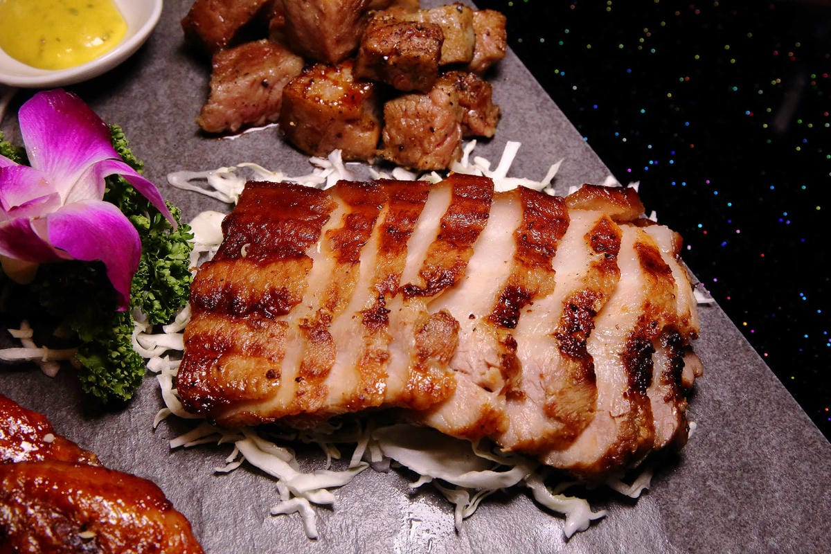 【食。內湖】東湖心時代美食廣場（燒烤霸）〜全新美食商場！特色小吃美食一次收集，露天燒烤+駐唱歌手，朋友齊聚厚答啦！