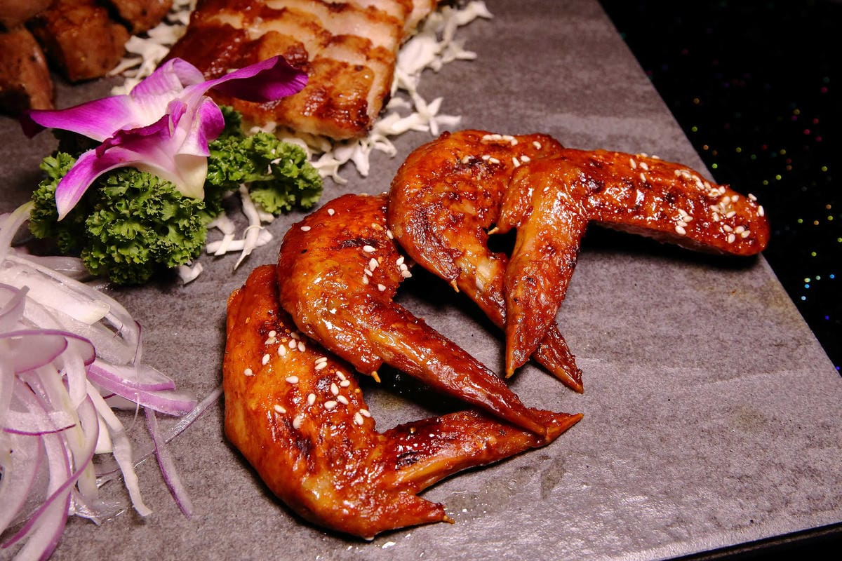 【食。內湖】東湖心時代美食廣場（燒烤霸）〜全新美食商場！特色小吃美食一次收集，露天燒烤+駐唱歌手，朋友齊聚厚答啦！