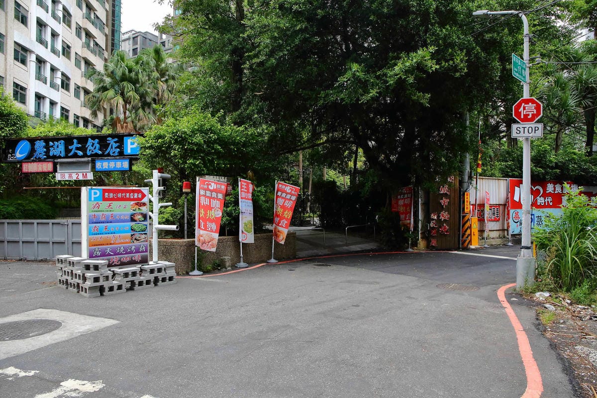 【食。內湖】東湖心時代美食廣場（燒烤霸）〜全新美食商場！特色小吃美食一次收集，露天燒烤+駐唱歌手，朋友齊聚厚答啦！