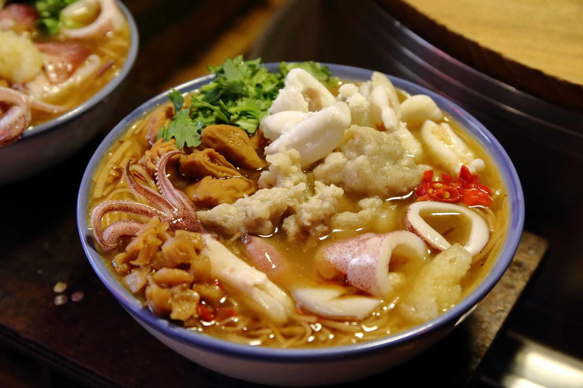 【食。泰山】懷舊中卷麵線〜超浮誇麵線！塞滿大腸+海鮮配料，中卷蛋每日限量晚來吃不到！