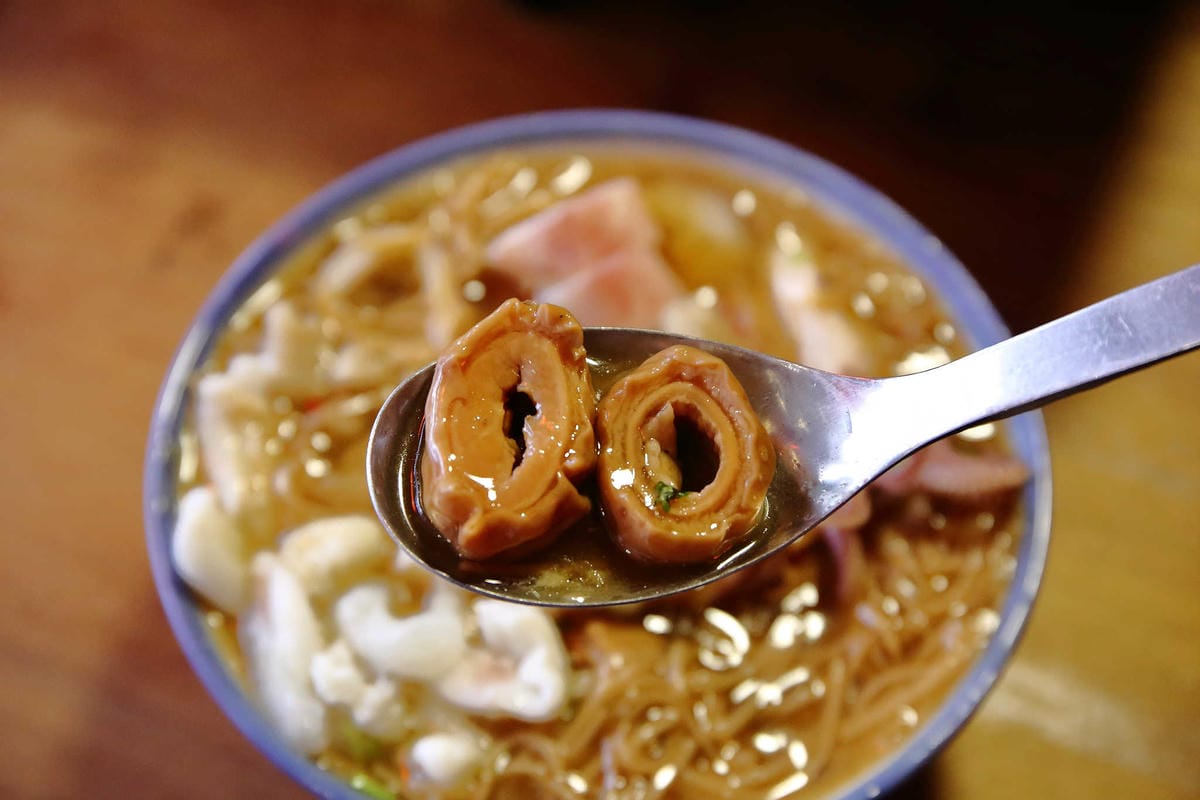 【食。泰山】懷舊中卷麵線〜超浮誇麵線！塞滿大腸+海鮮配料，中卷蛋每日限量晚來吃不到！
