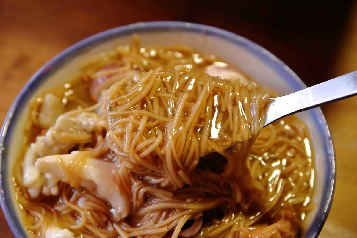 【食。泰山】懷舊中卷麵線〜超浮誇麵線！塞滿大腸+海鮮配料，中卷蛋每日限量晚來吃不到！